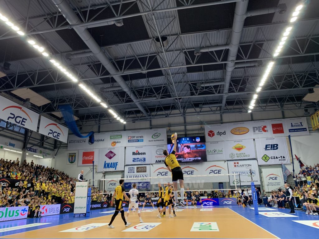 サーブを打つヴラズウィ